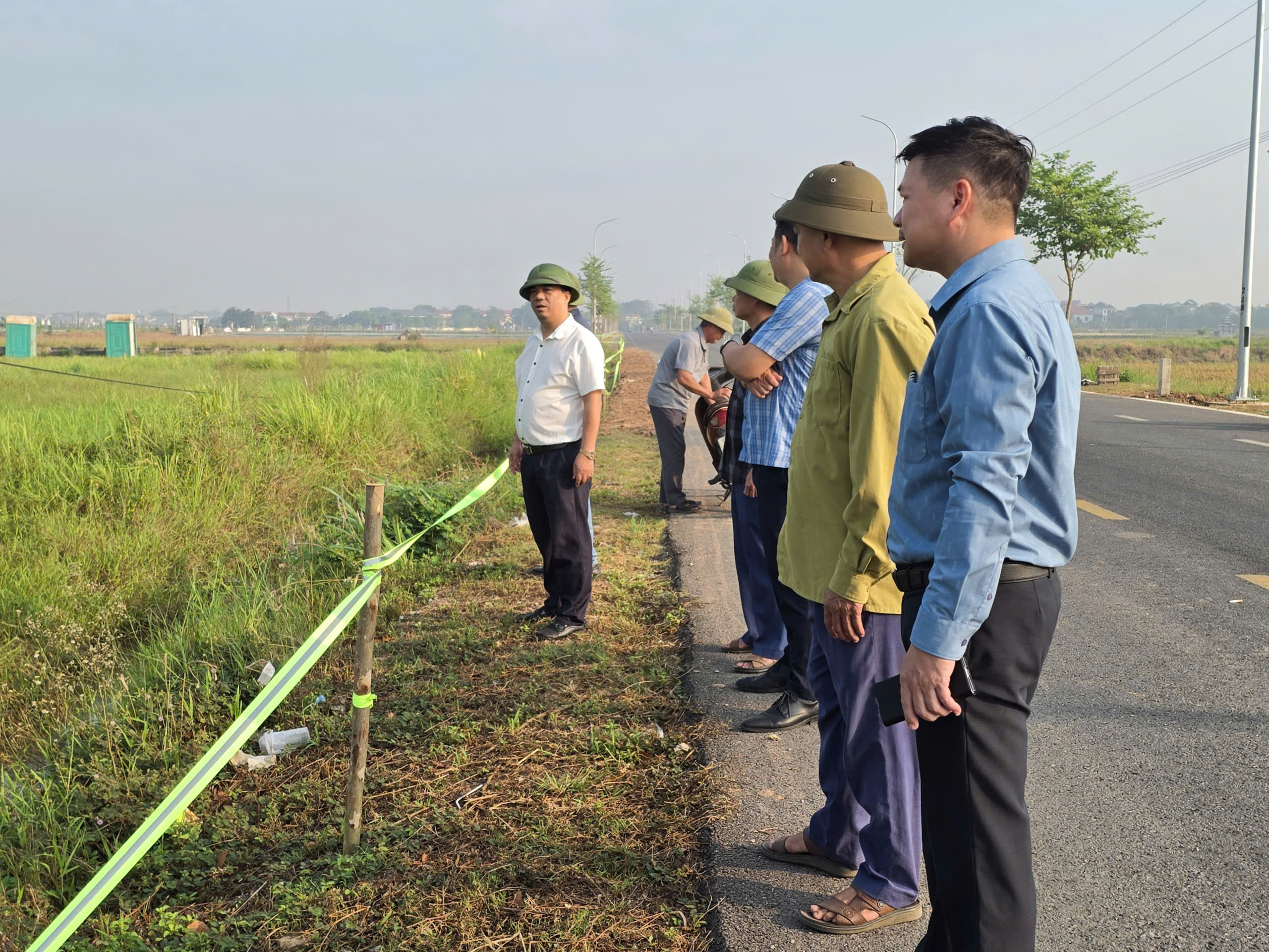 Xã Xuân Lãng: Cắm mốc, bàn giao ruộng ngoài thực địa cho 33 hộ gia đình, đạt 100% kế hoạch đề ra
