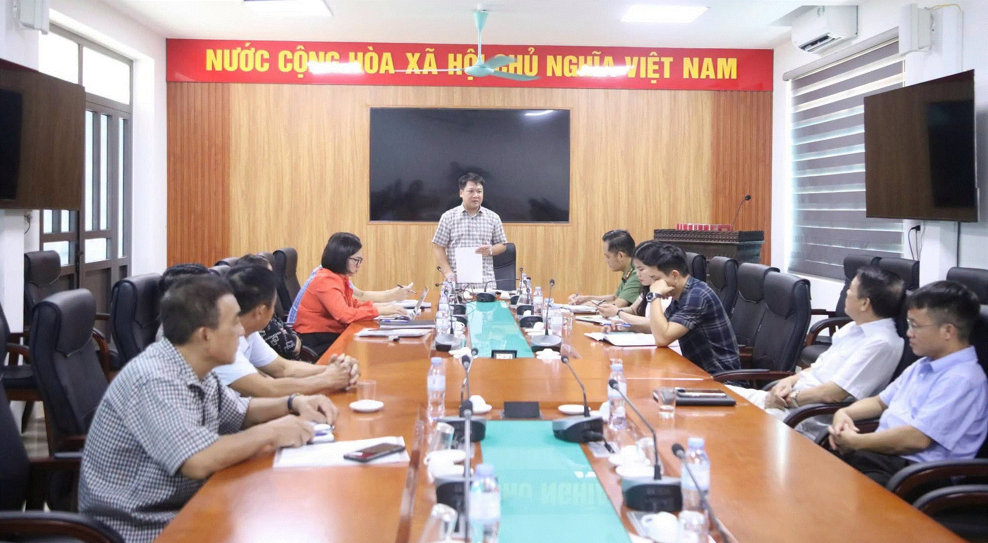 Xã Thổ Tang: Giải quyết ý kiến phản ánh của người dân về việc một số cá nhân tự ý đặt tượng tại khu vực Cây đa Bà Hàng